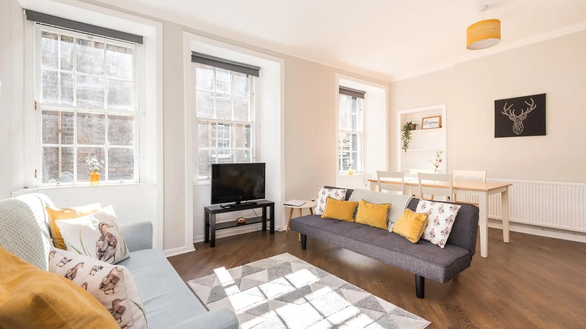 אדינבורו Centrally Located Spacious 2 Bedrooms דירה